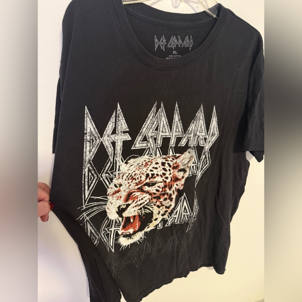 🎉2/$15 Def Leppard Black Graphic Tee - Picture 3 of 4